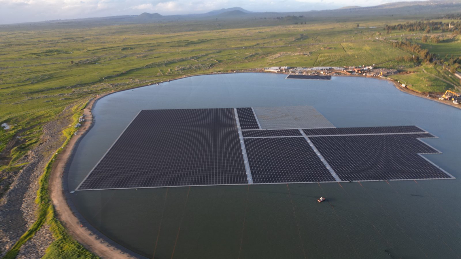 Floating solar installation on a water reservoir